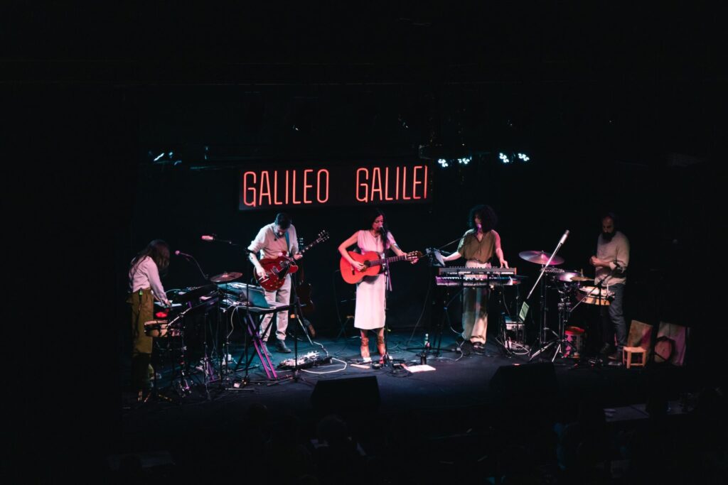 Foto del concierto de Soleado en la Sala Galileo Galilei de Madrid. En la foto, Juanma Latorre y Ester Rodríguez junto a su banda.