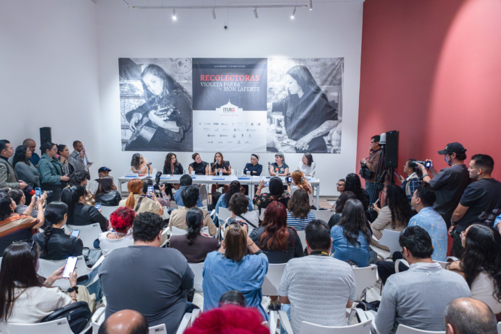 Fotografía de la rueda de prensa de Recolectoras en el Museo MUSA, homenaje a Violeta Parra con Javiera Parra y Mon Laferte en la inauguración de FIM GDL 2025