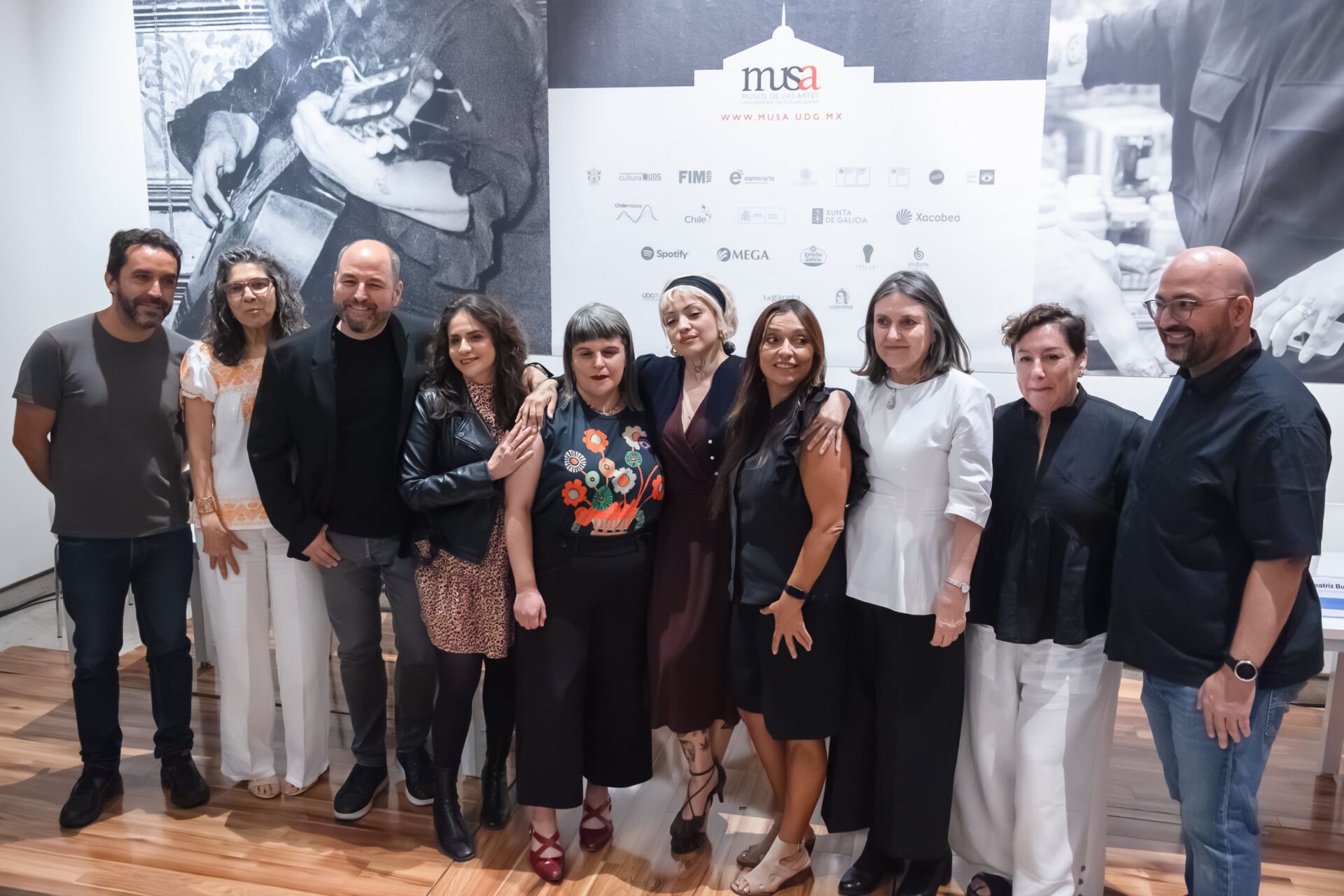 Fotografía de la inauguración de Recolectoras, homenaje a Violeta Parra en FIM GDL 2025, con Mon Laferte y Javiera Parra